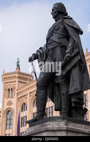 München, Deutschland - April 22,2022: Blick auf die Bauarchitektur der Bezirksregierung von Oberbayern. Stockfoto