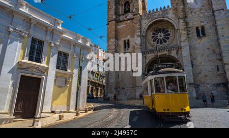 façade de Santa Maria Maior, südöstlich, Kathedrale und Straßenbahn Lissabon, Portugal. Stockfoto