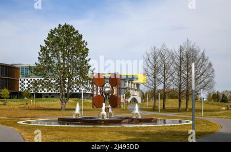 Billund, Dänemark. 12. April 2022. Vor den kürzlich eröffneten LEGO® Campus-Gebäuden in Billund, Dänemark, mit einer sehr großen Lego-Minifigur. Kredit: Thomas Faull/Alamy Live Nachrichten Stockfoto