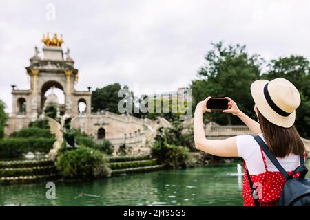 Schöne junge Frau Tourist trägt Hut fotografieren während der Sommerferien Stockfoto