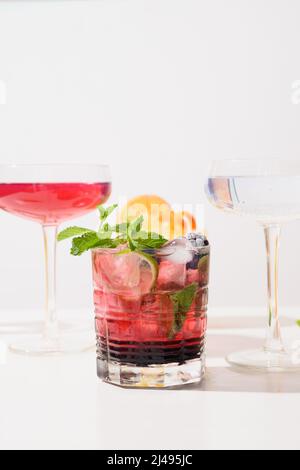 BlackBerry Mojito Cocktail mit Limette und Minze. Sommer Frische Getränk für festliche Party einen weißen Hintergrund. Nahaufnahme. Stockfoto