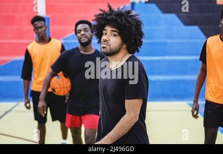 Afrikanische Freunde spielen Basketball im Freien - Urban Lifestyle Concept - Fokus auf Mann mit afro lockiges Haar Stockfoto