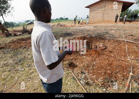 Umuganda monatlicher Gemeindedienst. Hier arbeiten sie am Bau von Klassenräumen für 12 Jahre Grundbildung an der Mwurire Groupe Scolare Schule, Mbazi Sektor, Huye District. Foto von Mike Goldwater Stockfoto