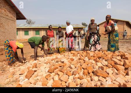 Umuganda monatlicher Gemeindedienst. Hier arbeiten sie am Bau von Klassenräumen für 12 Jahre Grundbildung an der Mwurire Groupe Scolare Schule, Mbazi Sektor, Huye District. Foto von Mike Goldwater Stockfoto