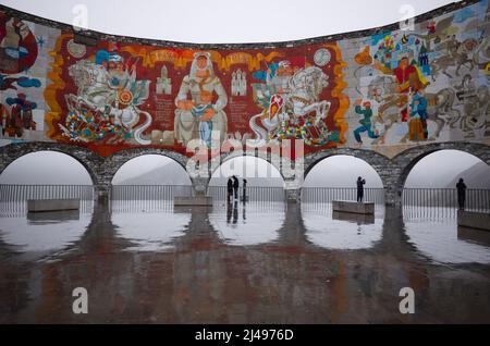 Georgien - September, 2021: Denkmal genannt Völker Freundschaftsbogen mit georgischen Mosaiken auf der Militärstraße im Kaukasus Stockfoto