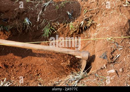 Umuganda monatlicher Gemeindedienst. Hier arbeiten sie am Bau von Klassenräumen für 12 Jahre Grundbildung an der Mwurire Groupe Scolare Schule, Mbazi Sektor, Huye District. Foto von Mike Goldwater Stockfoto