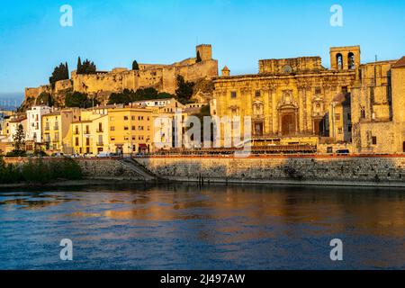 Sonnenuntergang über dem Fluss Ebro mit dem Schloss Suda, das die Stadt dominiert. Tortosa, Tarragona, Katalonien, Spanien. Stockfoto