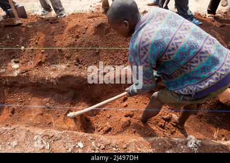 Umuganda monatlicher Gemeindedienst. Hier arbeiten sie am Bau von Klassenräumen für 12 Jahre Grundbildung an der Mwurire Groupe Scolare Schule, Mbazi Sektor, Huye District. Foto von Mike Goldwater Stockfoto