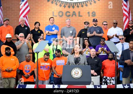 Philadelphia, Pennsylvania, USA. 12. April 2022. Die Vizepräsidentin der Vereinigten Staaten, Kamala Harris, spricht am 12. April 2022 auf der Bühne in der Sheetmetal Workers Local 19 Hall in Philadelphia, Pennsylvania, USA. Quelle: Bastiaan Slabbers/Pool via CNP/dpa/Alamy Live News Stockfoto