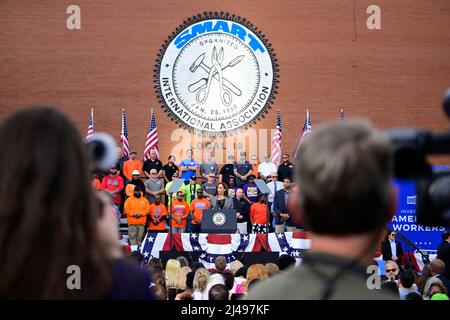 Philadelphia, Pennsylvania, USA. 12. April 2022. Die Vizepräsidentin der Vereinigten Staaten, Kamala Harris, spricht am 12. April 2022 auf der Bühne in der Sheetmetal Workers Local 19 Hall in Philadelphia, Pennsylvania, USA. Quelle: Bastiaan Slabbers/Pool via CNP/dpa/Alamy Live News Stockfoto