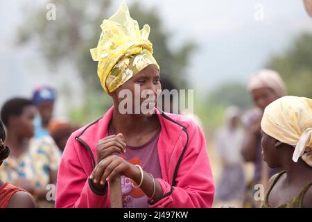Umuganda monatlicher Gemeindedienst. Hier arbeiten sie am Bau von Klassenräumen für 12 Jahre Grundbildung an der Mwurire Groupe Scolare Schule, Mbazi Sektor, Huye District. Foto von Mike Goldwater Stockfoto
