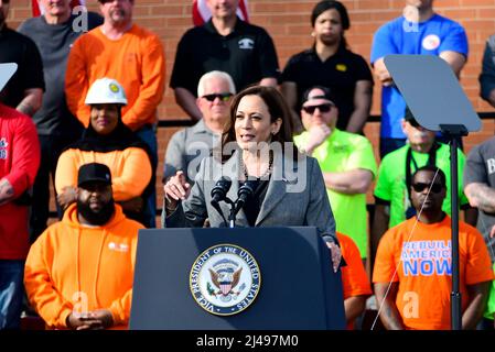 Philadelphia, Pennsylvania, USA. 12. April 2022. Die Vizepräsidentin der Vereinigten Staaten, Kamala Harris, spricht am 12. April 2022 auf der Bühne in der Sheetmetal Workers Local 19 Hall in Philadelphia, Pennsylvania, USA. Quelle: Bastiaan Slabbers/Pool via CNP/dpa/Alamy Live News Stockfoto