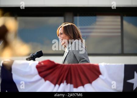 Philadelphia, Pennsylvania, USA. 12. April 2022. Die Vizepräsidentin der Vereinigten Staaten, Kamala Harris, spricht am 12. April 2022 auf der Bühne in der Sheetmetal Workers Local 19 Hall in Philadelphia, Pennsylvania, USA. Quelle: Bastiaan Slabbers/Pool via CNP/dpa/Alamy Live News Stockfoto