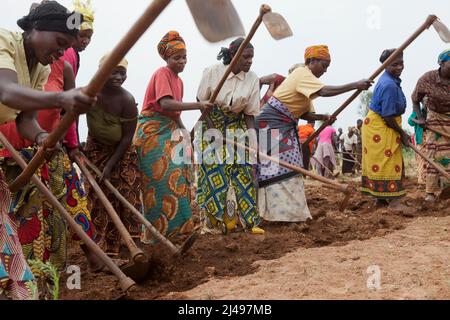Umuganda monatlicher Gemeindedienst. Hier arbeiten sie am Bau von Klassenräumen für 12 Jahre Grundbildung an der Mwurire Groupe Scolare Schule, Mbazi Sektor, Huye District. Foto von Mike Goldwater Stockfoto