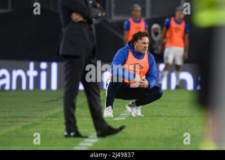 BUENOS AIRES, ARGENTINIEN - 3. APRIL: Gabriel Milito-Trainer der Argentinos Juniors reagiert während eines Copa de la Liga 2022-Matches zwischen River Plate und Argen Stockfoto