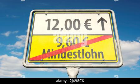 Ein deutsches Ortsschild mit dem deutschen Wort "Mindestlohn" und Stundenlohn-Informationen Stockfoto