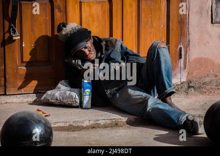 Marrakesch, Marokko - April 22,2022: Bettler und Obdachlose auf den Straßen des alten Medina-Viertels von Marrakesch. Stockfoto