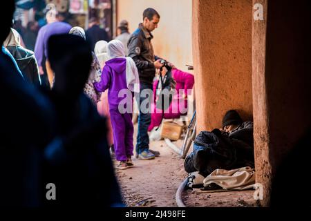 Marrakesch, Marokko - April 22,2022: Bettler und Obdachlose auf den Straßen des alten Medina-Viertels von Marrakesch. Stockfoto