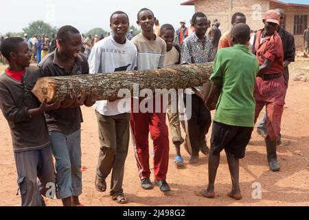 Umuganda monatlicher Gemeindedienst. Hier arbeiten sie am Bau von Klassenräumen für 12 Jahre Grundbildung an der Mwurire Groupe Scolare Schule, Mbazi Sektor, Huye District. Foto von Mike Goldwater Stockfoto