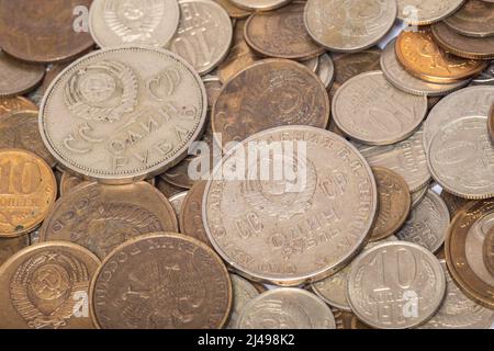 Hintergrund der alten Münzen der UdSSR von Rubel und Kopeken von verschiedenen Stückelungen. Der Rubel und der Kopeck ist die nationale Währung der UdSSR. Geldkonzept. Stockfoto