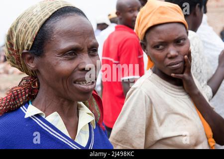 Alphonsine Musungo, eine Benifizialin des Programms, beim monatlichen Gemeindedienst in Umuganda. Hier arbeiten sie am Bau von Klassenräumen für 12 Jahre Grundbildung an der Mwurire Groupe Scolare Schule, Mbazi Sektor, Huye District. Foto von Mike Goldwater Stockfoto