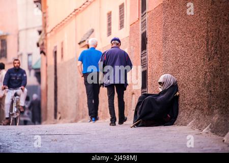 Marrakesch, Marokko - April 22,2022: Bettler und Obdachlose auf den Straßen des alten Medina-Viertels von Marrakesch. Stockfoto