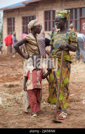 Umuganda monatlicher Gemeindedienst. Hier arbeiten sie am Bau von Klassenräumen für 12 Jahre Grundbildung an der Mwurire Groupe Scolare Schule, Mbazi Sektor, Huye District. Foto von Mike Goldwater Stockfoto