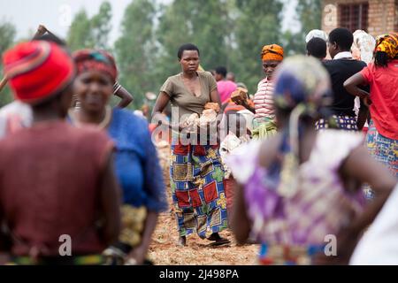 Umuganda monatlicher Gemeindedienst. Hier arbeiten sie am Bau von Klassenräumen für 12 Jahre Grundbildung an der Mwurire Groupe Scolare Schule, Mbazi Sektor, Huye District. Foto von Mike Goldwater Stockfoto