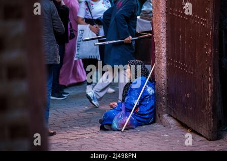 Marrakesch, Marokko - April 22,2022: Bettler und Obdachlose auf den Straßen des alten Medina-Viertels von Marrakesch. Stockfoto