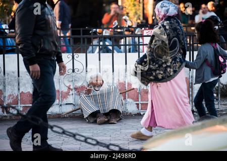 Marrakesch, Marokko - April 22,2022: Bettler und Obdachlose auf den Straßen des alten Medina-Viertels von Marrakesch. Stockfoto