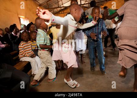 Sonntagsgottesdienst in der ADEPR Chappelle, Gatobotobo Cell, Mbazi Penticostal Church. Die Kirche hat vier Häuser für Kirchenmitglieder gebaut, die in Häusern mit Strohhalmen leben, und Hoffnung trägt zur Mutuelle de Sante für die Mitglieder der Kirche bei. Foto von Mike Goldwater Stockfoto