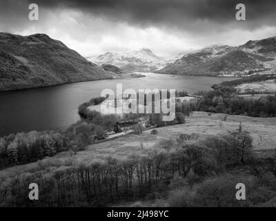 Eine schwarz-weiße Infrarotansicht vom Südhang von Gowbarrow fiel über Ullswater in Richtung Patterdale im Lake District National Park, Cumbria, England. Stockfoto