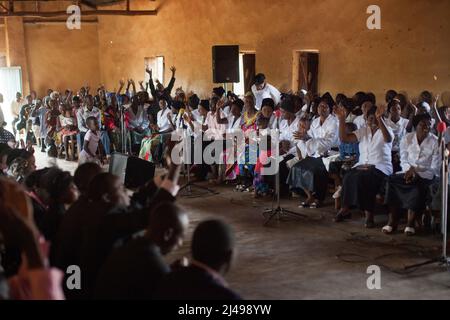 Sonntagsgottesdienst in der ADEPR Chappelle, Gatobotobo Cell, Mbazi Penticostal Church. Die Kirche hat vier Häuser für Kirchenmitglieder gebaut, die in Häusern mit Strohhalmen leben, und Hoffnung trägt zur Mutuelle de Sante für die Mitglieder der Kirche bei. Foto von Mike Goldwater Stockfoto