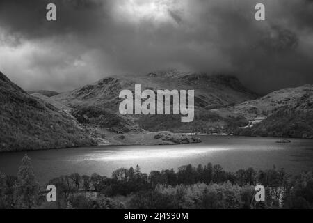 Eine schwarz-weiße Infrarotansicht vom Südhang von Gowbarrow fiel über Ullswater in Richtung Patterdale im Lake District National Park, Cumbria, England. Stockfoto