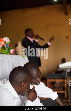 Sonntagsgottesdienst in der ADEPR Chappelle, Gatobotobo Cell, Mbazi Penticostal Church. Die Kirche hat vier Häuser für Kirchenmitglieder gebaut, die in Häusern mit Strohhalmen leben, und Hoffnung trägt zur Mutuelle de Sante für die Mitglieder der Kirche bei. Foto von Mike Goldwater Stockfoto