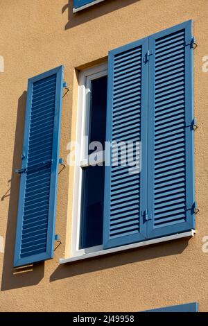 Fenster mit schöner neuer Klappklappe im mediterranen Stil Stockfoto