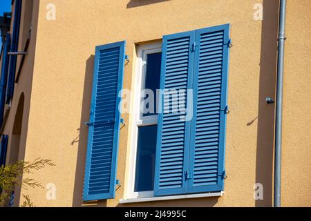 Fenster mit schöner neuer Klappklappe im mediterranen Stil Stockfoto