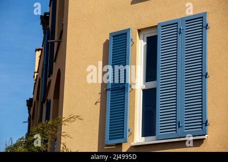 Fenster mit schöner neuer Klappklappe im mediterranen Stil Stockfoto