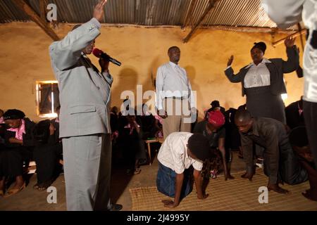 Sonntagsgottesdienst in der ADEPR Chappelle, Gatobotobo Cell, Mbazi Penticostal Church. Die Kirche hat vier Häuser für Kirchenmitglieder gebaut, die in Häusern mit Strohhalmen leben, und Hoffnung trägt zur Mutuelle de Sante für die Mitglieder der Kirche bei. Foto von Mike Goldwater Stockfoto