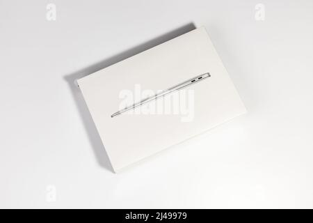 Saratov, Russland - 26. Februar 2022: Schutzverpackung mit neuem modernen Macbook Air 13 Zoll mit M1 Prozessor auf weißem Hintergrund topview Stockfoto