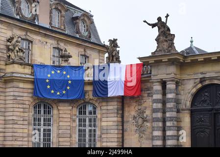 Die Öffentlichkeit und die Unterstützer warten auf die Ankunft des Kandidaten Emmanuel Macron bei seinem Treffen in Straßburg. Die Ordnungskräfte sichern die Demonstration und blockieren die Demonstranten. Eine starke Präsenz junger Menschen nimmt an diesem Moment Teil. 13. April 2022 in Straßburg, im Nordosten Frankreichs. Foto von Nicolas Roses/ABACAPRESS.COM Stockfoto