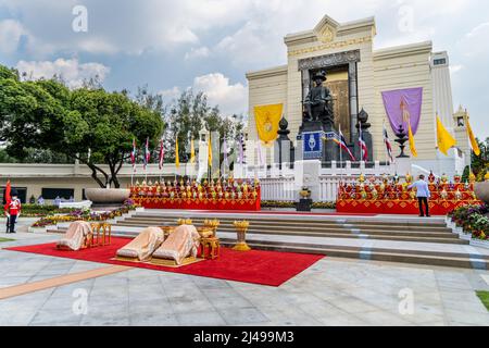 Bangkok, Thailand. 06. April 2022. Vor der Ankunft der thailändischen Königsfamilie werden vor dem König-Rama-1-Denkmal Sitzplätze für König und Königin aufgestellt. Vorbereitungen für die Ankunft HM King Maha Vajiralongkorn und HM Queen Suthida am King Rama I Denkmal in Bangkok, Thailand. Der Chakri-Tag ist ein Feiertag, der zum Gedenken an die Chakri-Dynastie am Jahrestag der Krönung von Phra Buddha Yodfa Chulaloke, Thailands erstem König, bestimmt ist. Kredit: SOPA Images Limited/Alamy Live Nachrichten Stockfoto