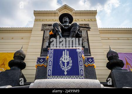 Bangkok, Thailand. 06. April 2022. Eine Statue am King Rama I Monument in Bangkok. Vorbereitungen für die Ankunft HM King Maha Vajiralongkorn und HM Queen Suthida am King Rama I Denkmal in Bangkok, Thailand. Der Chakri-Tag ist ein Feiertag, der zum Gedenken an die Chakri-Dynastie am Jahrestag der Krönung von Phra Buddha Yodfa Chulaloke, Thailands erstem König, bestimmt ist. Kredit: SOPA Images Limited/Alamy Live Nachrichten Stockfoto