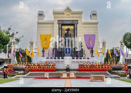 Bangkok, Thailand. 06. April 2022. Vor der Ankunft der thailändischen Königsfamilie werden vor dem König-Rama-1-Denkmal Sitzplätze für König und Königin aufgestellt. Vorbereitungen für die Ankunft HM King Maha Vajiralongkorn und HM Queen Suthida am King Rama I Denkmal in Bangkok, Thailand. Der Chakri-Tag ist ein Feiertag, der zum Gedenken an die Chakri-Dynastie am Jahrestag der Krönung von Phra Buddha Yodfa Chulaloke, Thailands erstem König, bestimmt ist. Kredit: SOPA Images Limited/Alamy Live Nachrichten Stockfoto