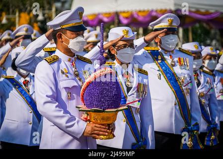 Bangkok, Thailand. 08. April 2022. Mitglieder des thailändischen Militärs präsentieren zu Ehren des Chakri-Tages einen Blumenstrauß. Vorbereitungen für die Ankunft HM King Maha Vajiralongkorn und HM Queen Suthida am King Rama I Denkmal in Bangkok, Thailand. Der Chakri-Tag ist ein Feiertag, der zum Gedenken an die Chakri-Dynastie am Jahrestag der Krönung von Phra Buddha Yodfa Chulaloke, Thailands erstem König, bestimmt ist. Kredit: SOPA Images Limited/Alamy Live Nachrichten Stockfoto