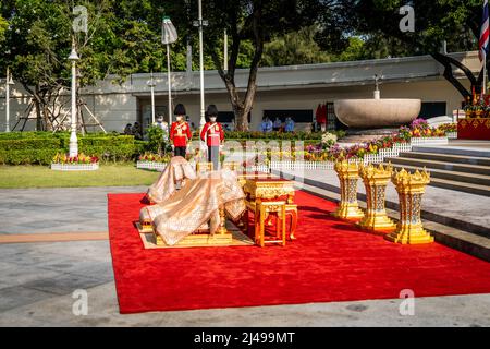 Bangkok, Thailand. 06. April 2022. Vor der Ankunft der thailändischen Königsfamilie werden vor dem König-Rama-1-Denkmal Sitzplätze für König und Königin aufgestellt. Vorbereitungen für die Ankunft HM King Maha Vajiralongkorn und HM Queen Suthida am King Rama I Denkmal in Bangkok, Thailand. Der Chakri-Tag ist ein Feiertag, der zum Gedenken an die Chakri-Dynastie am Jahrestag der Krönung von Phra Buddha Yodfa Chulaloke, Thailands erstem König, bestimmt ist. Kredit: SOPA Images Limited/Alamy Live Nachrichten Stockfoto