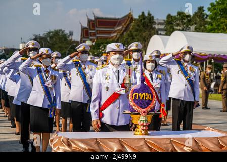 Bangkok, Thailand. 08. April 2022. Mitglieder des thailändischen Militärs präsentieren zu Ehren des Chakri-Tages einen Blumenstrauß. Vorbereitungen für die Ankunft HM King Maha Vajiralongkorn und HM Queen Suthida am King Rama I Denkmal in Bangkok, Thailand. Der Chakri-Tag ist ein Feiertag, der zum Gedenken an die Chakri-Dynastie am Jahrestag der Krönung von Phra Buddha Yodfa Chulaloke, Thailands erstem König, bestimmt ist. Kredit: SOPA Images Limited/Alamy Live Nachrichten Stockfoto