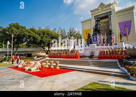 Bangkok, Thailand. 06. April 2022. Vor der Ankunft der thailändischen Königsfamilie werden vor dem König-Rama-1-Denkmal Sitzplätze für König und Königin aufgestellt. Vorbereitungen für die Ankunft HM King Maha Vajiralongkorn und HM Queen Suthida am King Rama I Denkmal in Bangkok, Thailand. Der Chakri-Tag ist ein Feiertag, der zum Gedenken an die Chakri-Dynastie am Jahrestag der Krönung von Phra Buddha Yodfa Chulaloke, Thailands erstem König, bestimmt ist. Kredit: SOPA Images Limited/Alamy Live Nachrichten Stockfoto