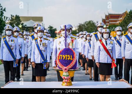 Bangkok, Thailand. 08. April 2022. Mitglieder des thailändischen Militärs präsentieren zu Ehren des Chakri-Tages einen Blumenstrauß. Vorbereitungen für die Ankunft HM King Maha Vajiralongkorn und HM Queen Suthida am King Rama I Denkmal in Bangkok, Thailand. Der Chakri-Tag ist ein Feiertag, der zum Gedenken an die Chakri-Dynastie am Jahrestag der Krönung von Phra Buddha Yodfa Chulaloke, Thailands erstem König, bestimmt ist. Kredit: SOPA Images Limited/Alamy Live Nachrichten Stockfoto