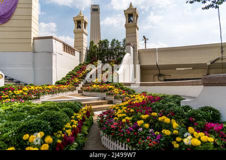 Bangkok, Thailand. 06. April 2022. Vor der Ankunft der thailändischen Königsfamilie ist eine Treppe im King Rama 1 Monument mit Blumen geschmückt. Vorbereitungen für die Ankunft HM King Maha Vajiralongkorn und HM Queen Suthida am King Rama I Denkmal in Bangkok, Thailand. Der Chakri-Tag ist ein Feiertag, der zum Gedenken an die Chakri-Dynastie am Jahrestag der Krönung von Phra Buddha Yodfa Chulaloke, Thailands erstem König, bestimmt ist. (Foto von Matt Hunt/SOPA Images/Sipa USA) Quelle: SIPA USA/Alamy Live News Stockfoto